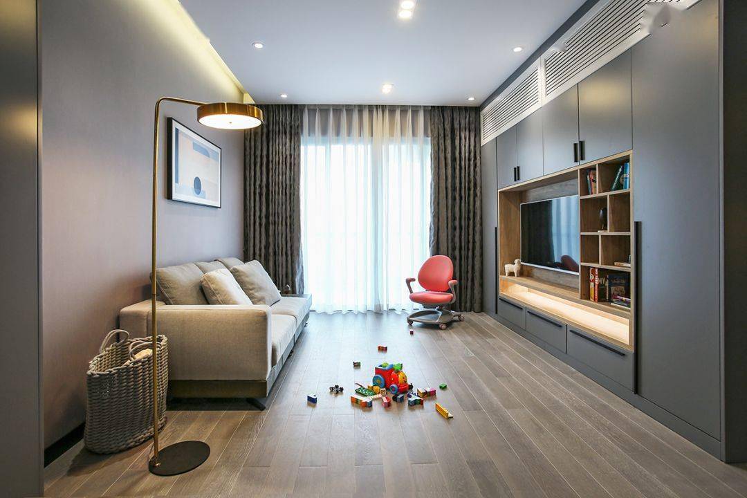 今天分享的是一套建筑面積102平米的現代輕奢風三居室案例,屋主夫妻和女兒、母親一家四口人居住,整體來說是比較緊湊的剛需三房案例,設計師以輕松、時尚的灰色調作為主色,搭配格調滿滿的木質家具,營造出簡約、輕奢的感覺。 平面布置圖 入戶玄關和餐廳連在了一起,利用了入戶門側方的墻面來做上一整墻的柜子,把鞋柜和餐邊柜結合在一起使用,更為省空間。 復古的木質餐桌椅到灰色調的背景,金屬質感的吊燈,整個餐廳看起來非常有格調感。在餐桌椅側方加上隔板的設計,增強儲物能力。 位于餐廳另一側的就是客廳空間了,客廳的茶幾被舍棄,中間留空方便作為孩子的娛樂區,米色布藝沙發和暖灰色背景墻讓人感覺更加溫馨。 客廳的電視背景墻則是被利用起來做了收納,整墻的柜子留空電視周邊的部分區域,加上藏光之后使用更方便,看起來也更大氣。 廚房內部的櫥柜延續了客餐廳的柜子顏色,深灰色的大理石墻磚搭配灰色的啞光地磚,整個廚房看起來很有現代感。 臥室選擇了以藍灰色為主,在臥室頂部吊頂內加上藏光,用吊燈、臺燈等代替主燈,讓臥室看起來更為簡潔。 在主臥室里還有一個迷你的衣帽間,U字形布局的柜子把角落空間充分用上。衣帽間外的床頭柜改成了梳妝臺,使用起來更加方便。 老人房選擇了榻榻米床組合衣柜和書桌的設計,榻榻米的安全性會更高一些,加上一張書桌也方便屋主母親看看書。 衛生間內部是三角形的布局方案,鉆石形的淋浴房做在了轉角處,兩側擺放洗手臺和馬桶。洗手臺上方的鏡柜做了藏光的設計,看起來更時尚。 今天分享的是一套建筑面積102平米的現代輕奢風三居室案例,屋主夫妻和女兒、母親一家四口人居住,整體來說是比較緊湊的剛需三房案例,設計師以輕松、時尚的灰色調作為主色,搭配格調滿滿的木質家具,營造出簡約、輕奢的感覺。 平面布置圖 入戶玄關和餐廳連在了一起,利用了入戶門側方的墻面來做上一整墻的柜子,把鞋柜和餐邊柜結合在一起使用,更為省空間。 復古的木質餐桌椅到灰色調的背景,金屬質感的吊燈,整個餐廳看起來非常有格調感。在餐桌椅側方加上隔板的設計,增強儲物能力。 位于餐廳另一側的就是客廳空間了,客廳的茶幾被舍棄,中間留空方便作為孩子的娛樂區,米色布藝沙發和暖灰色背景墻讓人感覺更加溫馨。 客廳的電視背景墻則是被利用起來做了收納,整墻的柜子留空電視周邊的部分區域,加上藏光之后使用更方便,看起來也更大氣。 廚房內部的櫥柜延續了客餐廳的柜子顏色,深灰色的大理石墻磚搭配灰色的啞光地磚,整個廚房看起來很有現代感。 臥室選擇了以藍灰色為主,在臥室頂部吊頂內加上藏光,用吊燈、臺燈等代替主燈,讓臥室看起來更為簡潔。 在主臥室里還有一個迷你的衣帽間,U字形布局的柜子把角落空間充分用上。衣帽間外的床頭柜改成了梳妝臺,使用起來更加方便。 老人房選擇了榻榻米床組合衣柜和書桌的設計,榻榻米的安全性會更高一些,加上一張書桌也方便屋主母親看看書。 衛生間內部是三角形的布局方案,鉆石形的淋浴房做在了轉角處,兩側擺放洗手臺和馬桶。洗手臺上方的鏡柜做了藏光的設計,看起來更時尚。
